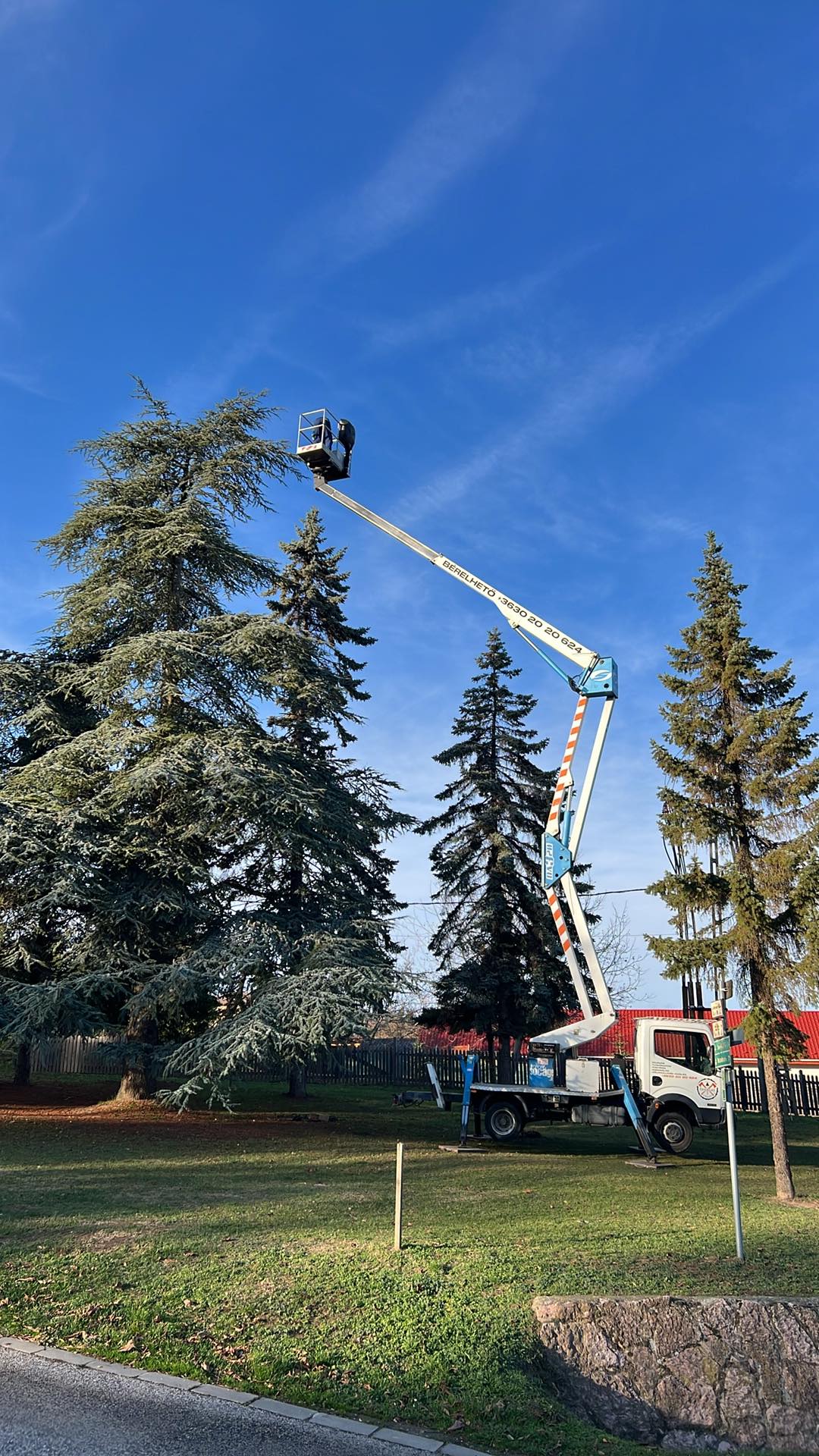 Emelőkosaras munka - tetőszinti munkálatok