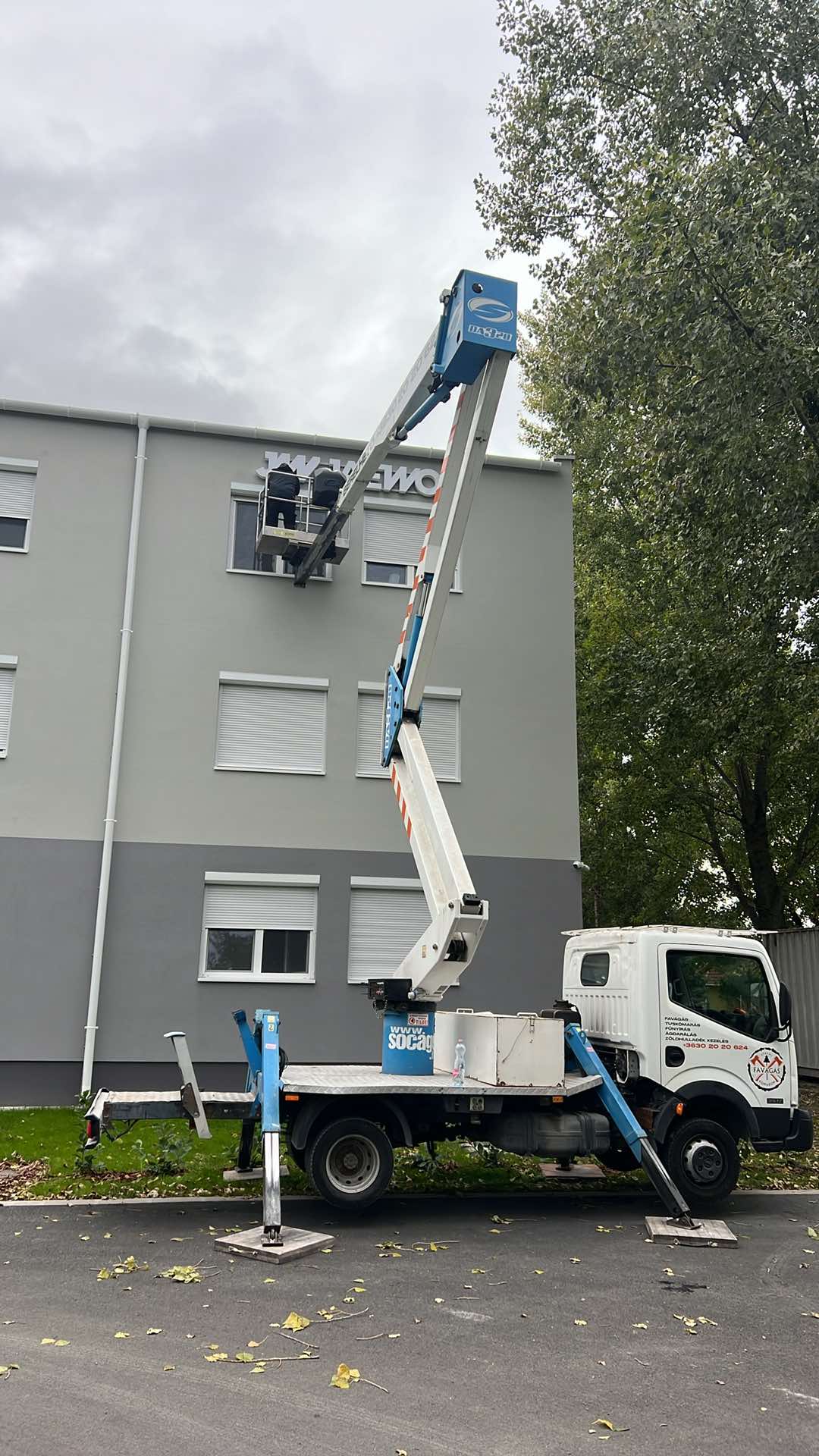 Emelőkosaras munka - homlokzat karbantartás