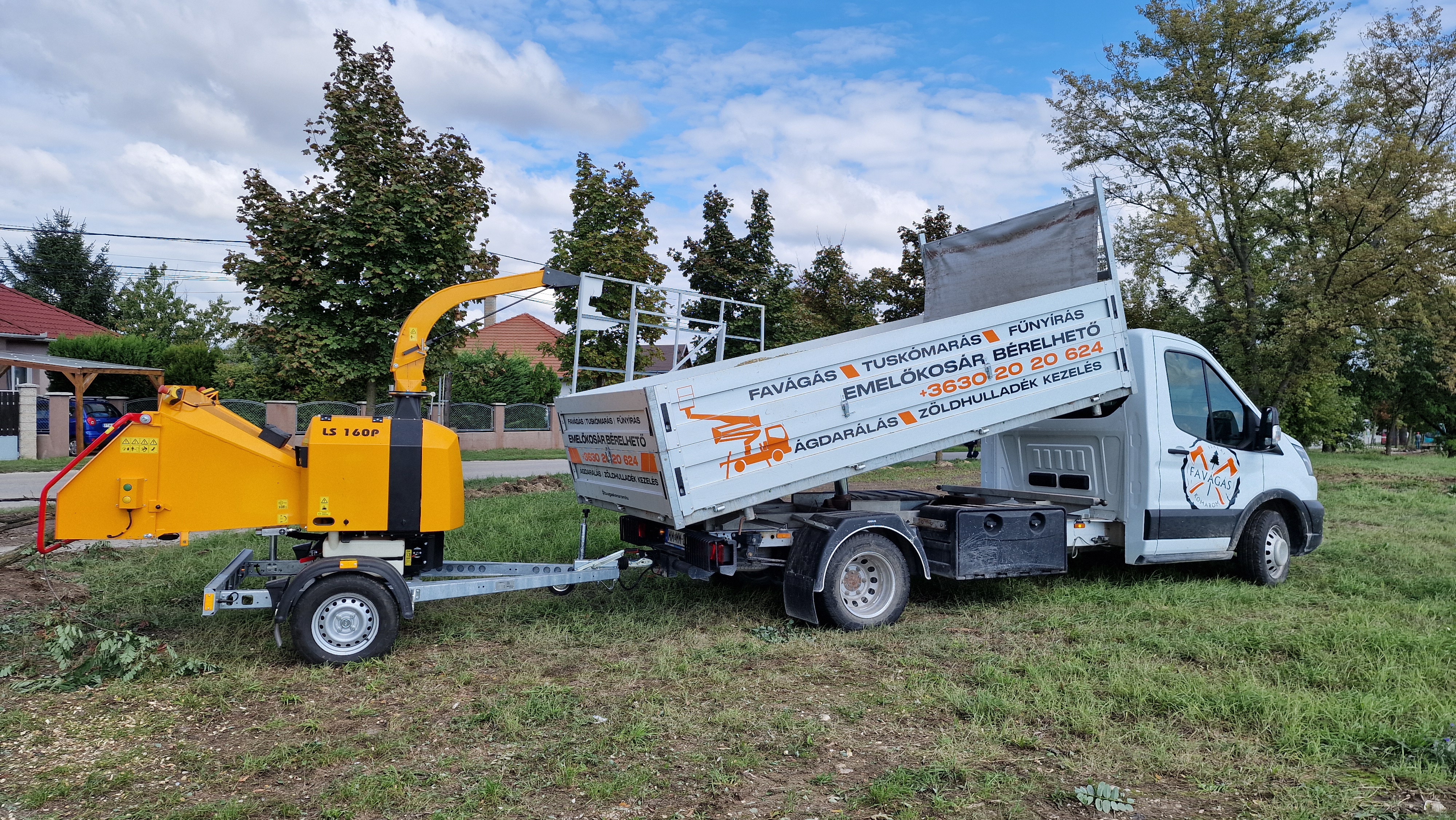 Favágás - ágdaráló gép és cég furgon terepen